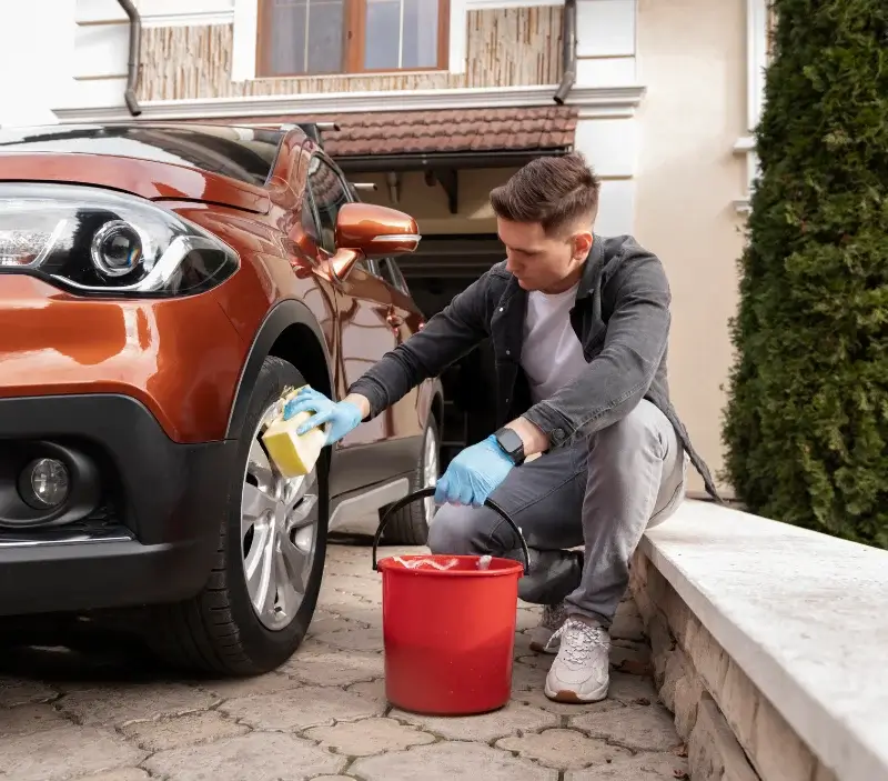 Lavage auto à domicile Landaul : professionnel intervenant sur un véhicule